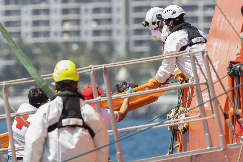 Salvamento rescata a cerca de 250 personas de un cayuco a 429 kilómetros de Gran Canaria