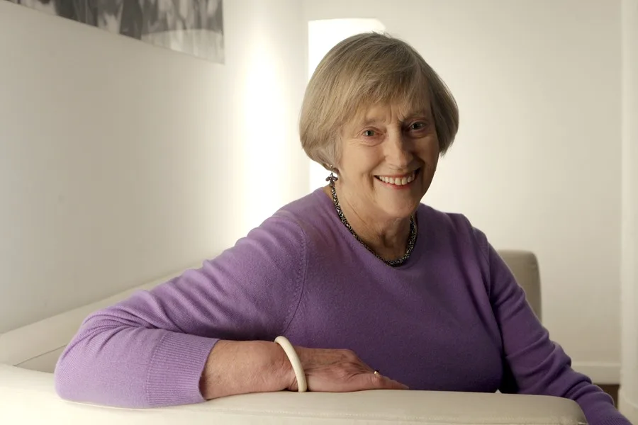 Fallece Stella Rimington, primera mujer en dirigir el MI5 y modelo de 'M' en la saga de Bond