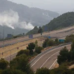 Retenciones en las carreteras por el puente y siete vías cerradas por los incendios, afirma