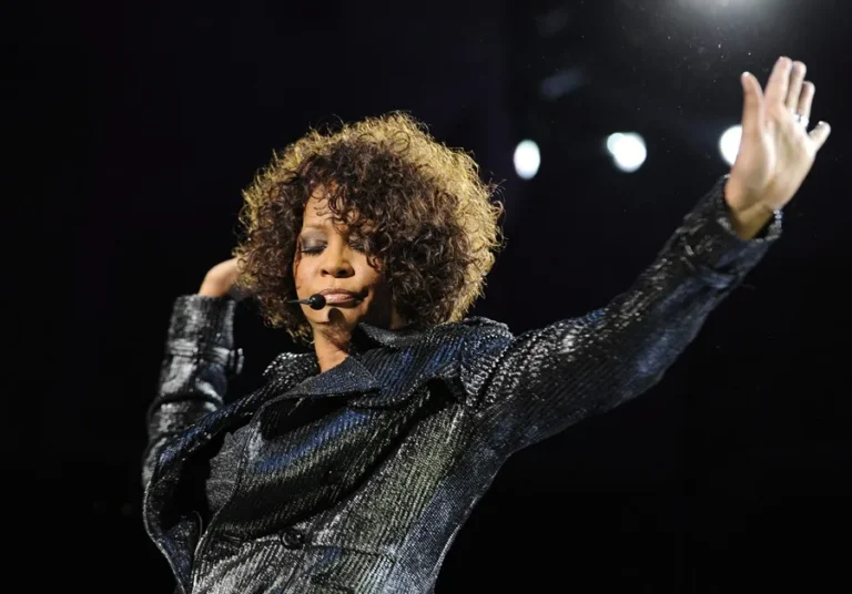 Un traje de Whitney Houston usado en un concierto se subasta por 22.400 dólares