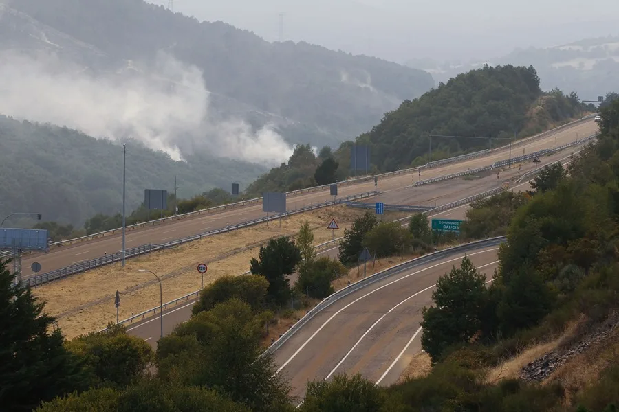 Cortes en la A-52 y en la N-525 por incendios; Feijóo solicita a Sánchez acción inmediata