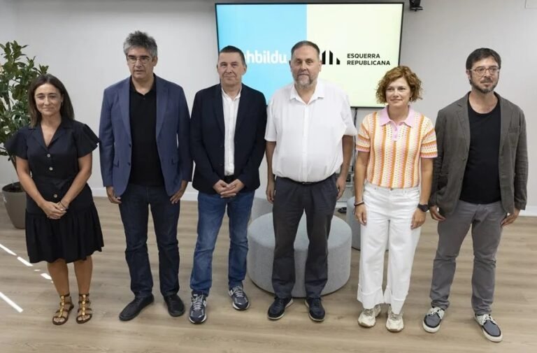 Los l&iacute;deres de EH Bildu y ERC, Arnaldo Otegi (3i) y Oriol Junqueras (3d), se han reunido este lunes en San Sebasti&aacute;n para analizar la situaci&oacute;n pol&iacute;tica de Espa&ntilde;a,