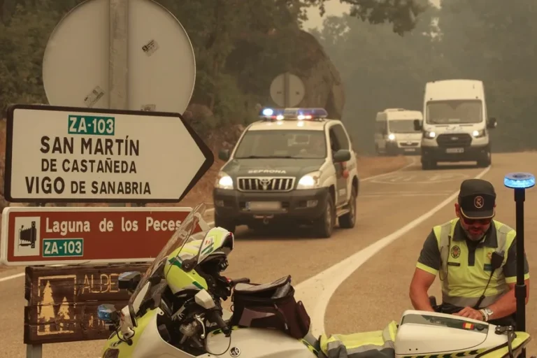 Cortada en ambos sentidos la A-52 por el humo del incendio en A Mezquita, Ourense.