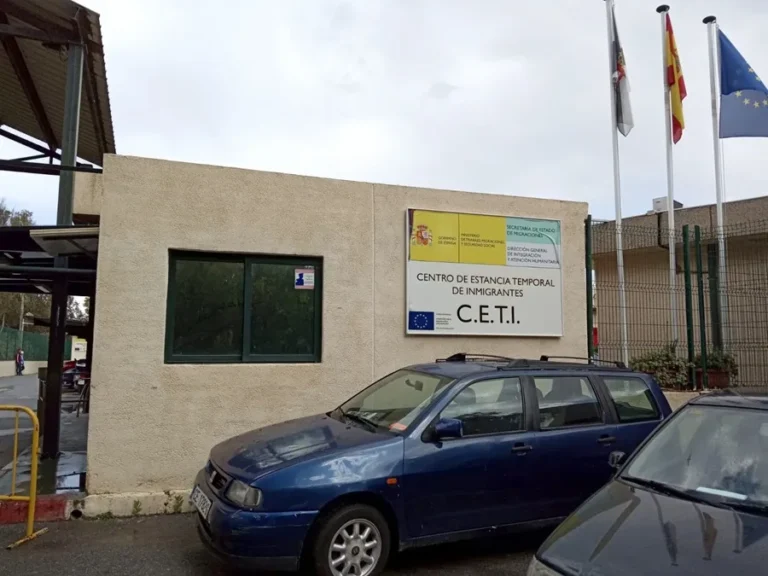 Trasladan a 35 inmigrantes del CETI de Ceuta a la Península para aliviar la saturación del centro