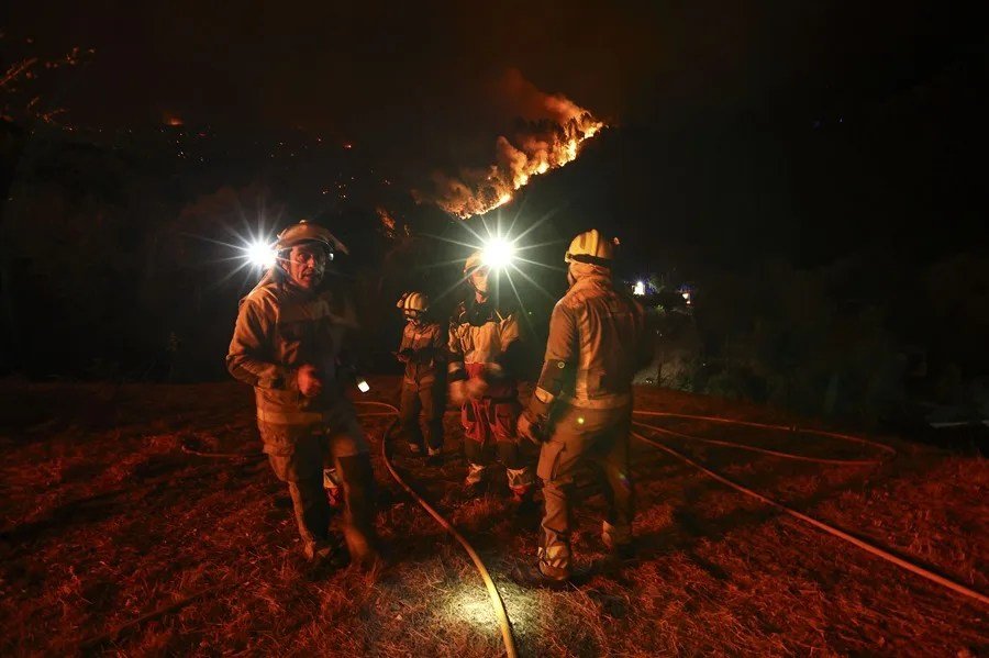 Bomberos forestales en la lucha contra el incendio en Aguasmestas