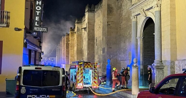 Bomberos controlan el incendio en la Mezquita de Córdoba y evitan que se reavive