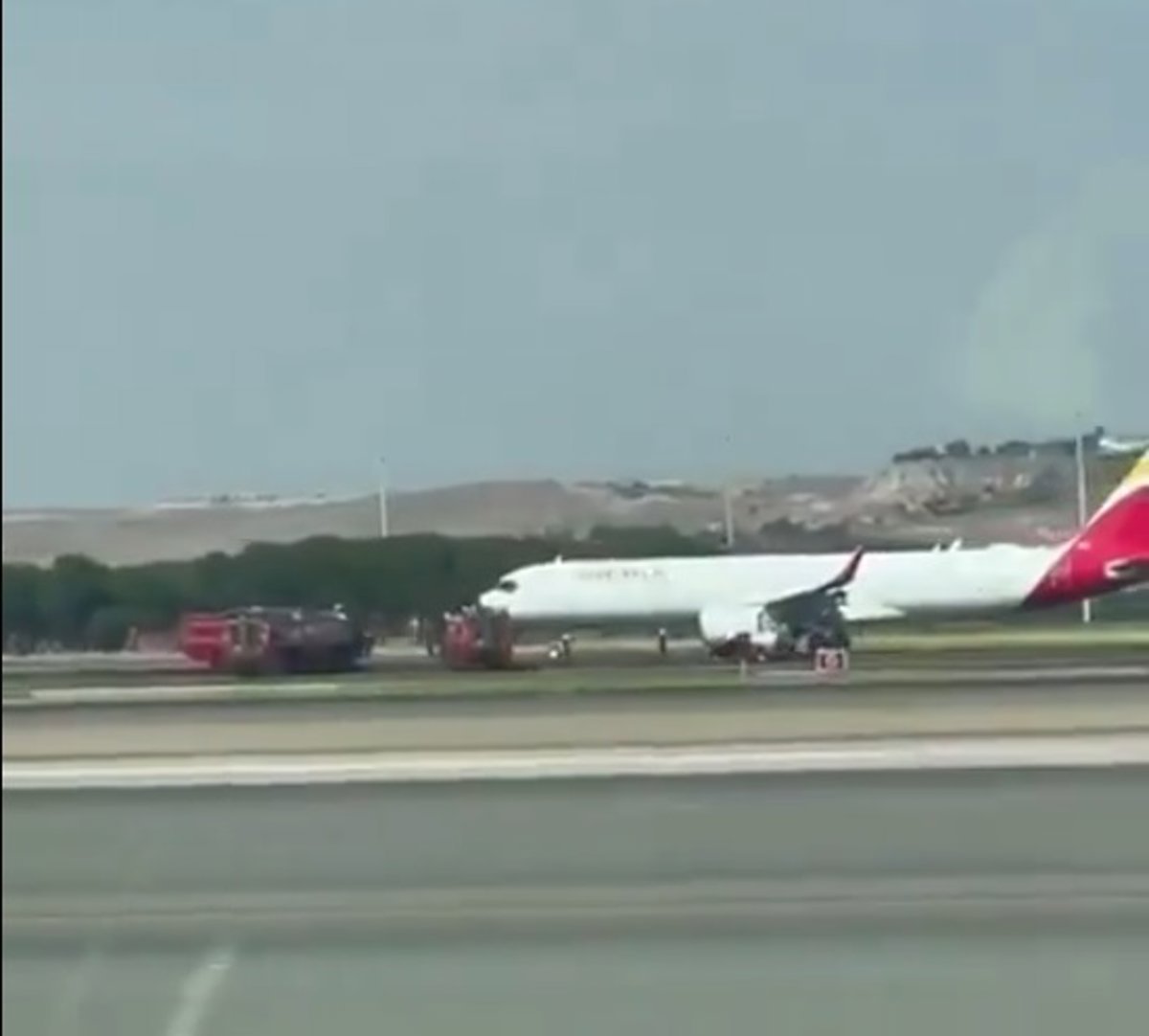 Un avión de Iberia realiza un aterrizaje de emergencia en Barajas tras chocar con un pájaro