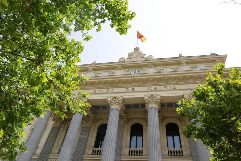El Ibex 35 avanza un 0,74% en la media sesión y se acerca a máximos de 2008, superando los 14.500