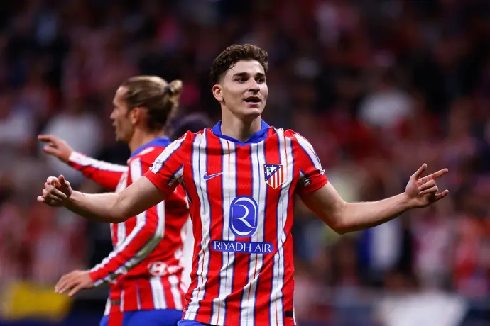 Julián Álvarez aspira a ser el líder del ataque del Atlético junto a su nuevo compañero