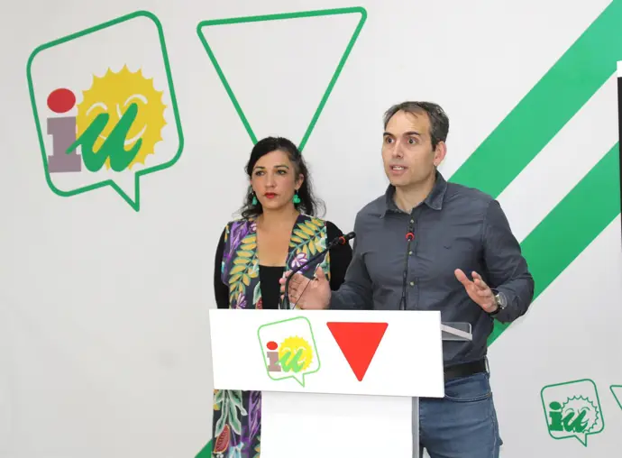 IU pide a AENA que elimine los aparcamientos VIP para VTC en los aeropuertos