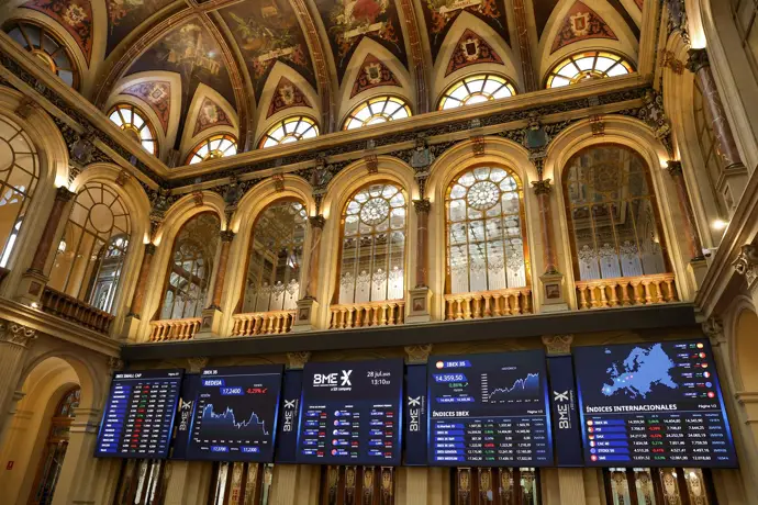 El Ibex 35 finaliza la semana cerca de los 15.300 puntos al cerrar en 15.277, con un aumento del