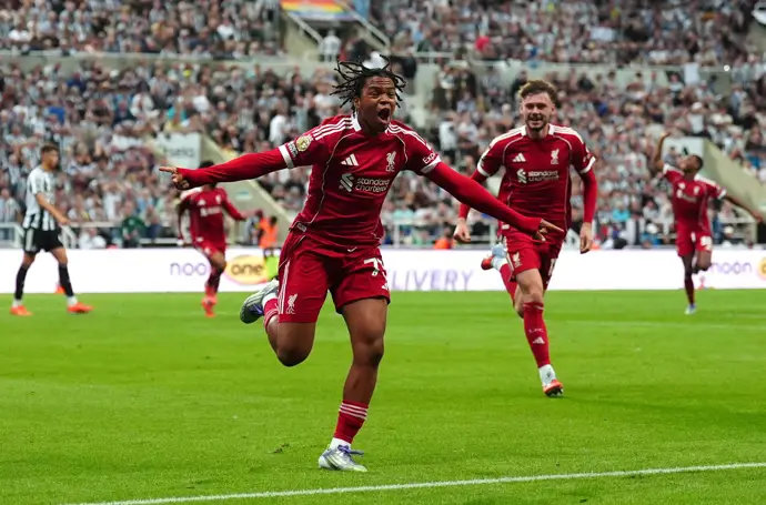 Un gol agónico de Ngumoha le da la victoria al Liverpool frente al Newcastle