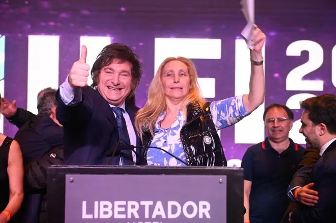 El riesgo país de Argentina alcanza 829 puntos por el escándalo de corrupción que involucra a