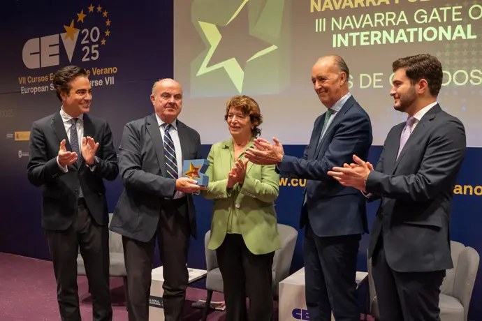 Luis de Guindos, Premio Puerta de Europa, afirma que el acuerdo arancelario entre EEUU y UE es
