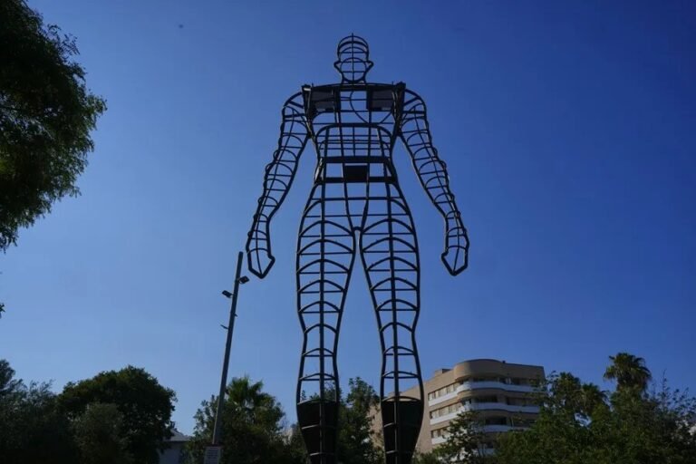 Cataluña, tierra de gigantes: imponentes esculturas que observan desde las alturas de la región