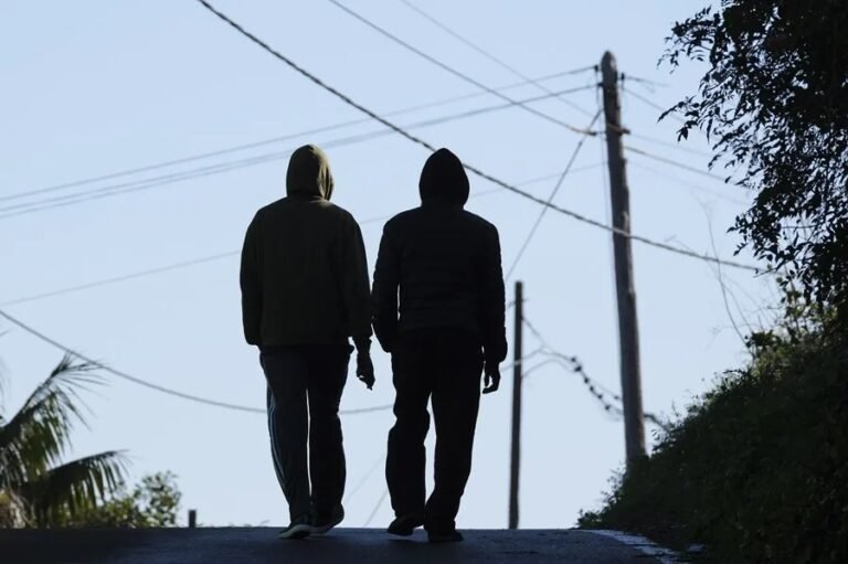 Dos j&oacute;venes africanos llegados a Canarias.