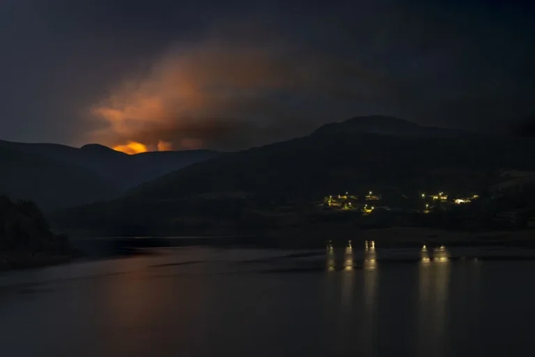 El incendio en Chandrexa de Queixa alcanza mil hectáreas quemadas y cae un grupo de retiros