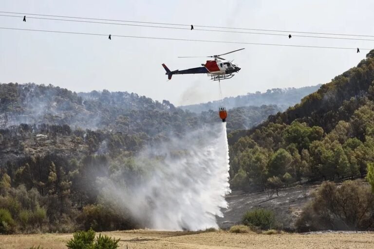 Un helicóptero vierte agua en el incendio de la localidad navarra de Carcastillo, que sigue sin estar perimetrado.