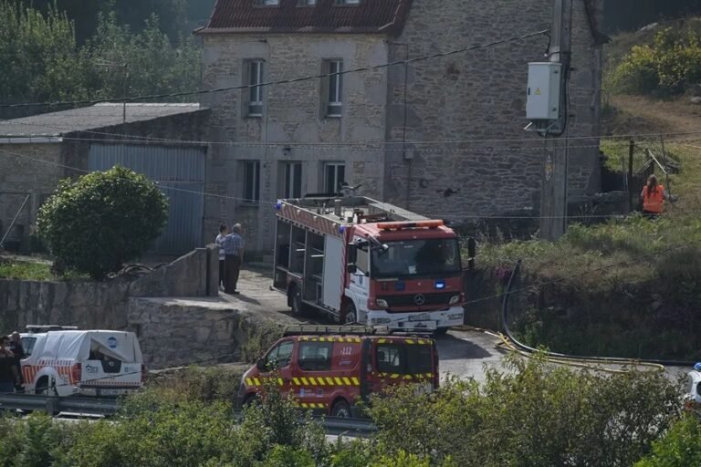 Efectivos en el incendio forestal registrado en el municipio de Ponteceso (A Coruña).