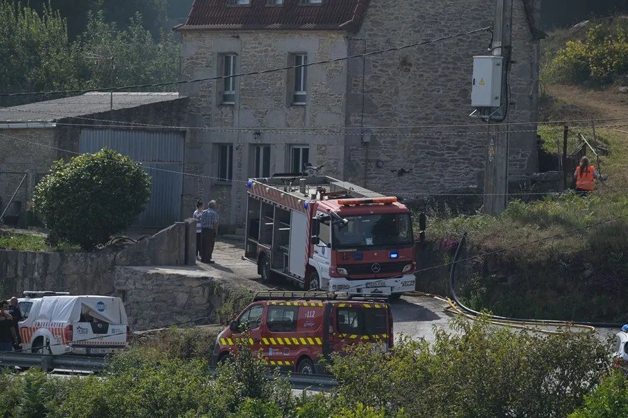 Efectivos en el incendio forestal registrado en el municipio de Ponteceso (A Coruña).