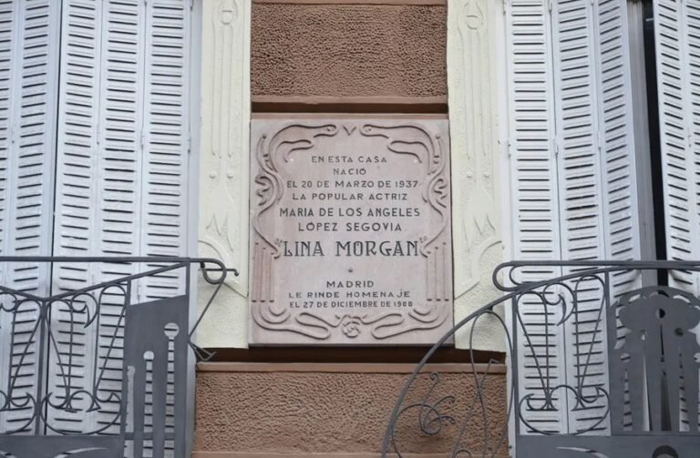 Placa conmemorativa en la casa natal de la actriz Lina Morgan en la madrile&ntilde;a calle de San pedro.
