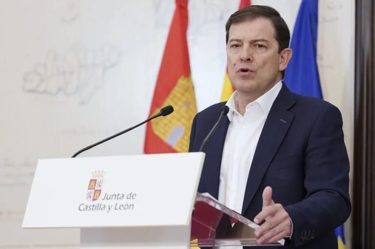 Mañueco justifica el dispositivo "adecuado" ante incendios descontrolados y rechaza mensajes de