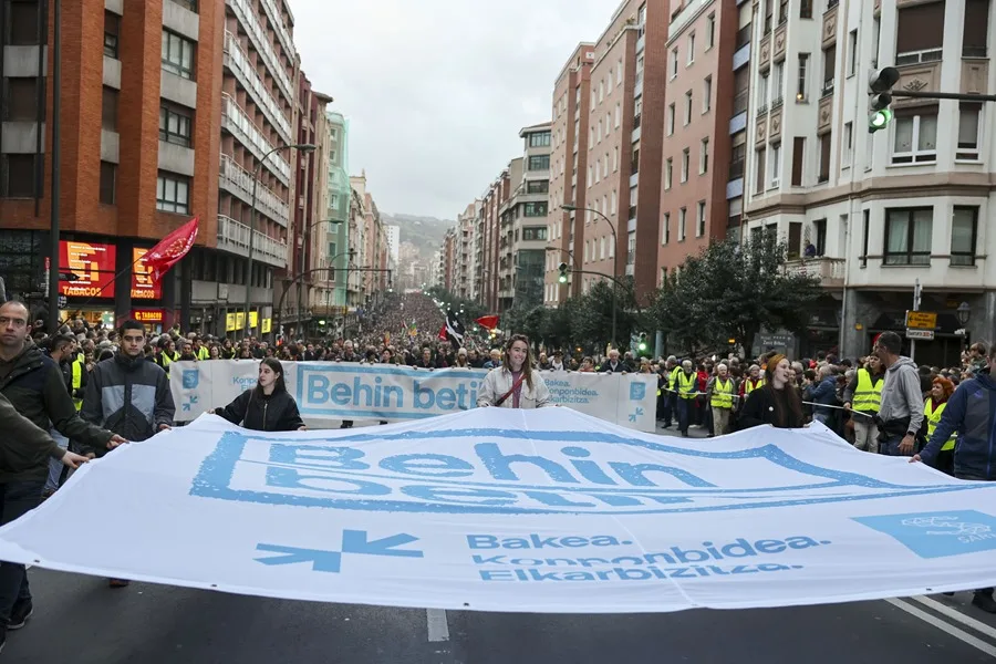 Cerca de mil personas se manifiestan en apoyo a los presos de ETA durante las fiestas de Bilbao