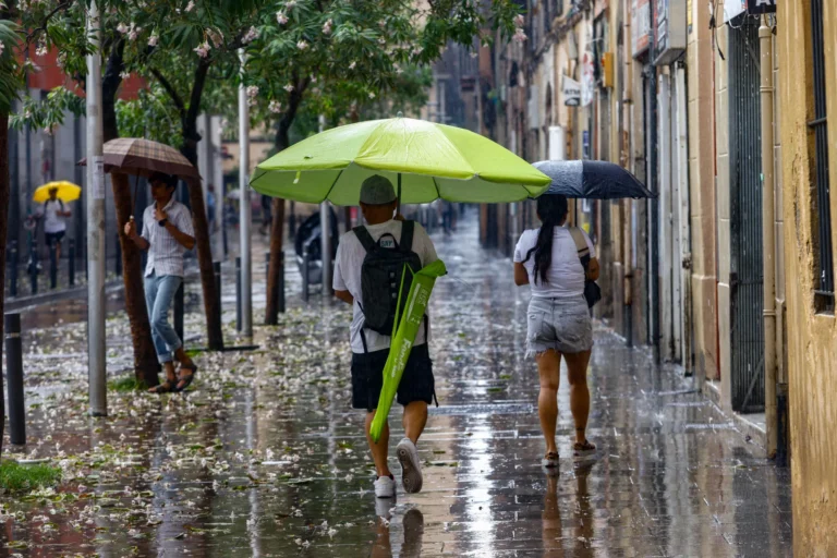 Una dana afectará el este de España el domingo con lluvias y fuertes vientos, controlan grave