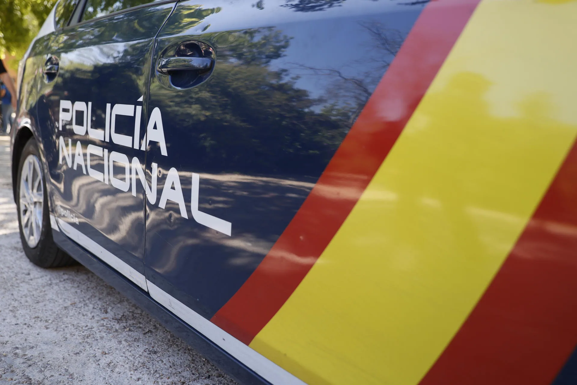 Dos agentes de policía disparan a un hombre que intentó atacarlos con un cuchillo en València