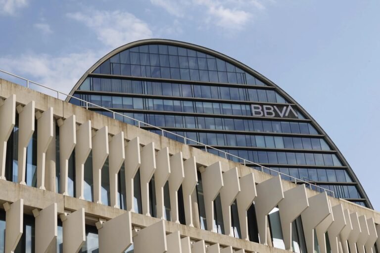 El BBVA avanza con su oferta sobre el Banco Sabadell mientras persiste el incendio en Carcastillo