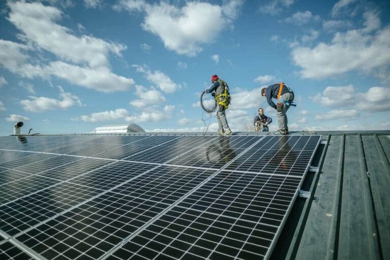 Ayuntamiento de Las Rozas: instalación de 1800 paneles solares en 15 edificios municipales.
