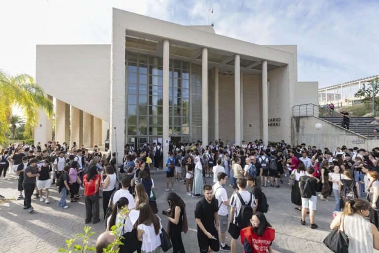 Ayuso propondrá que jubilados y universitarios enseñen matemáticas en colegios por falta de