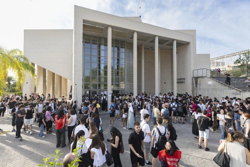 Ayuso propondrá que jubilados y universitarios enseñen matemáticas en colegios por falta de
