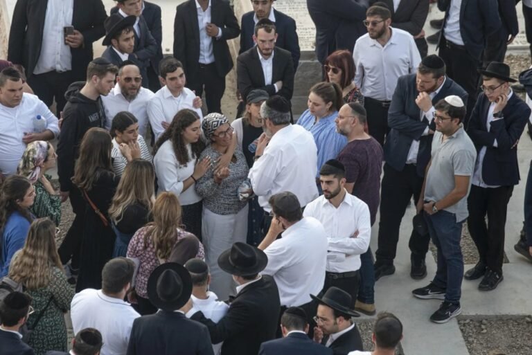 Familiares y amigos despiden a Yacov Pinto, asesinado en Jerusalén por Hamás. En el entierro, el