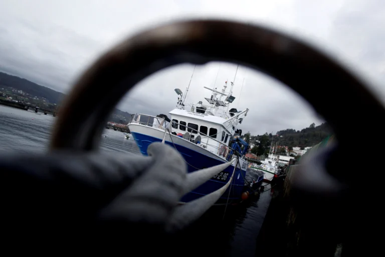 Rescatados tres marineros españoles y cinco mauritanos desaparecidos tras el hundimiento de un