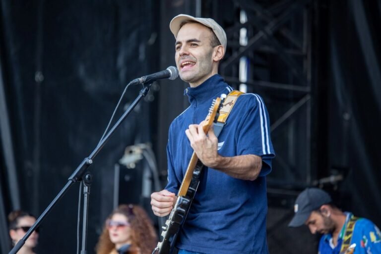 Paipo invita al público a disfrutar de su música en vivo y a escuchar sus canciones en directo