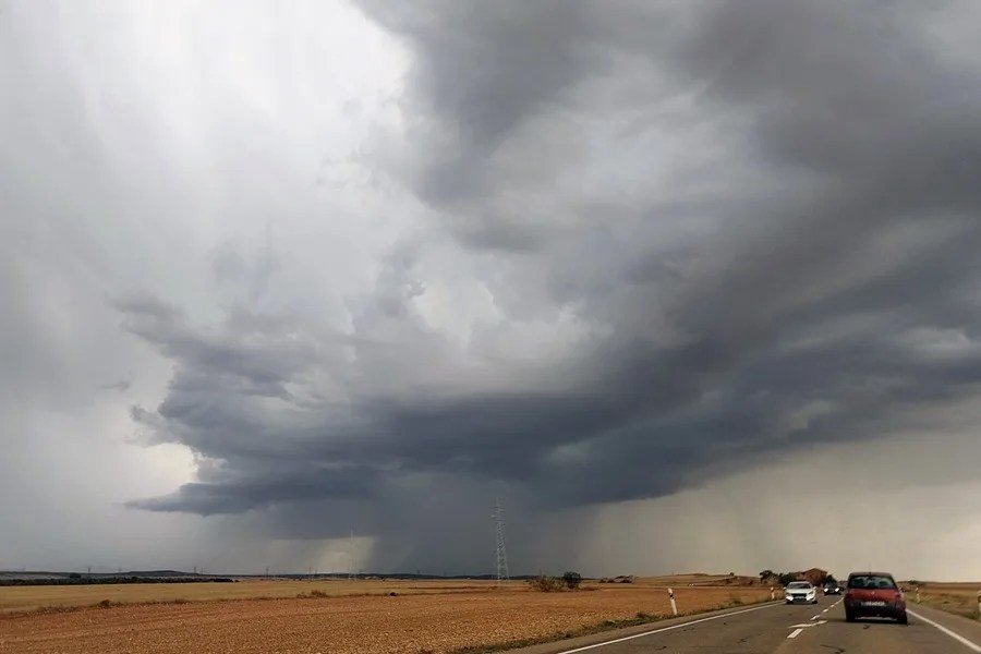 Alerta roja por lluvias en la Comunidad Valenciana y Cataluña: barranco desbordado y clases