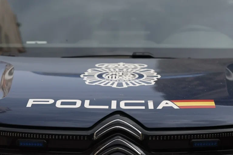 Un hombre asesina a su madre en Las Palmas y se entrega a la policía en España, liderando la OCDE
