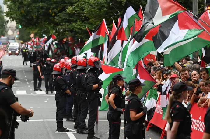 Tres arrestos, cinco identificados y cuatro ertzainas heridos en protestas por Israel en Bilbao