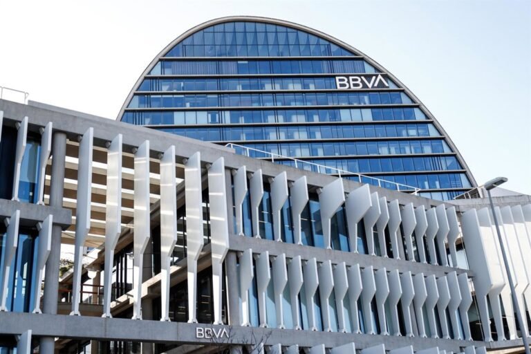 BBVA inicia la aceptación de su OPA sobre Sabadell, un año y medio después de su anuncio