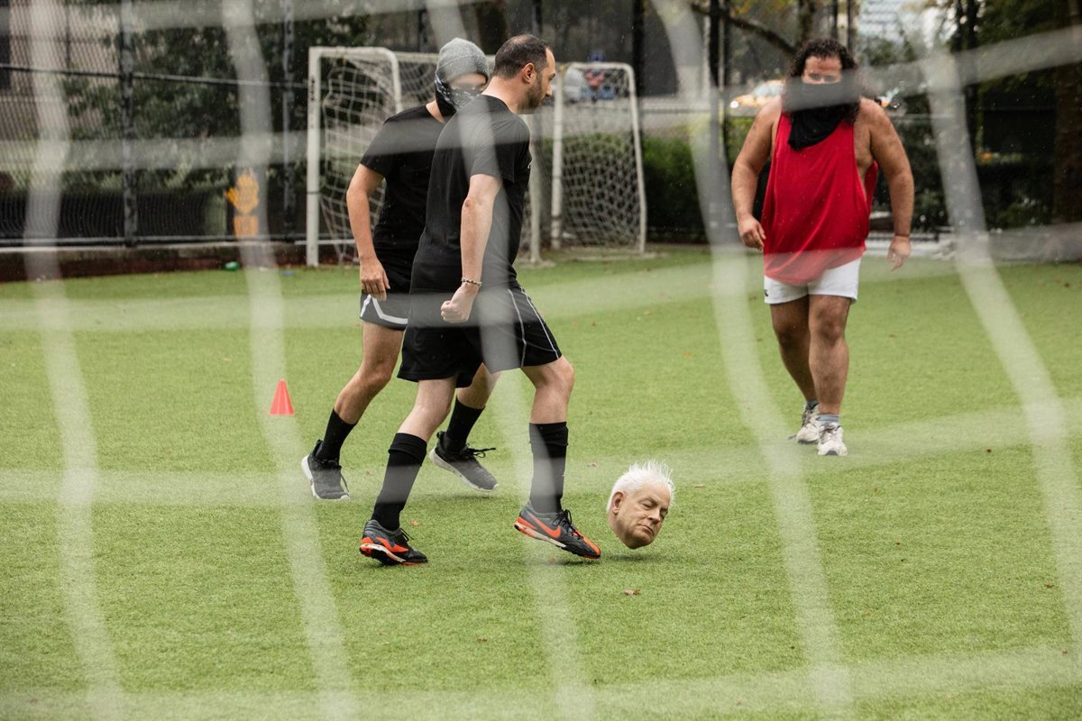 Eugenio Merino enfrenta a judíos y palestinos en un partido de fútbol con la cabeza de Netanyahu