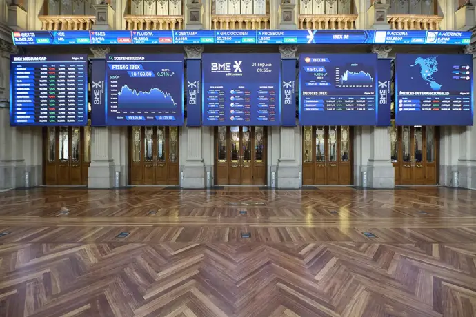 El Ibex cede los 15.000 puntos en la media sesión, a la espera de novedades desde Francia
