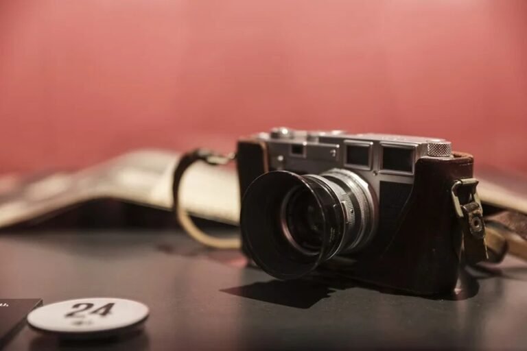 Una c&aacute;mara Leica M3 del fot&oacute;grafo franc&eacute;s Robert Doisneau, expuesta en la exposici&oacute;n &laquo;Doisneau. Instantes dados&raquo; en el Museo Maillol de Par&iacute;s