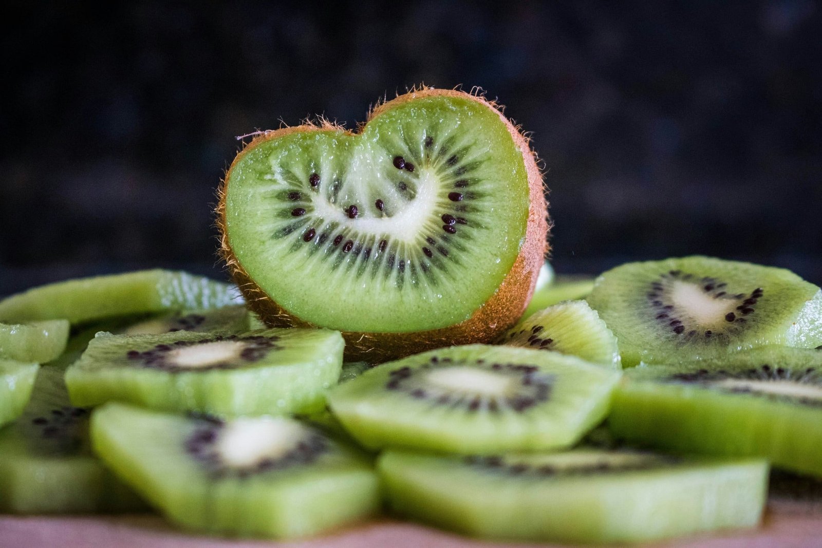 Kiwi verde, esencial para una dieta saludable, promueve la salud intestinal y es respaldado por la