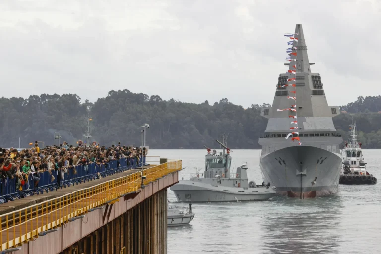 Sánchez celebra la botadura de la F-111 Bonifaz, símbolo de la capacidad española en el mar