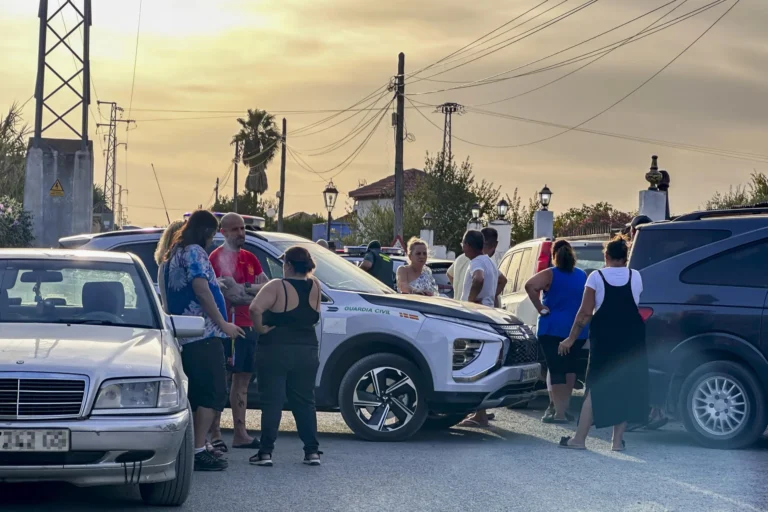 Tiroteo en un bar de Carmona deja dos muertos y un herido; PSOE y Sumar discuten medidas contra