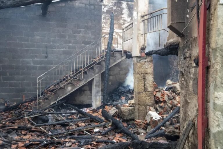 Estado de una casa tras el incendio que asola a los municipios lucenses de Pant&oacute;n y Sober