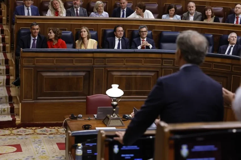 Sánchez y Feijóo se enfrentan en su primer debate político, mientras Gómez y su asesora son