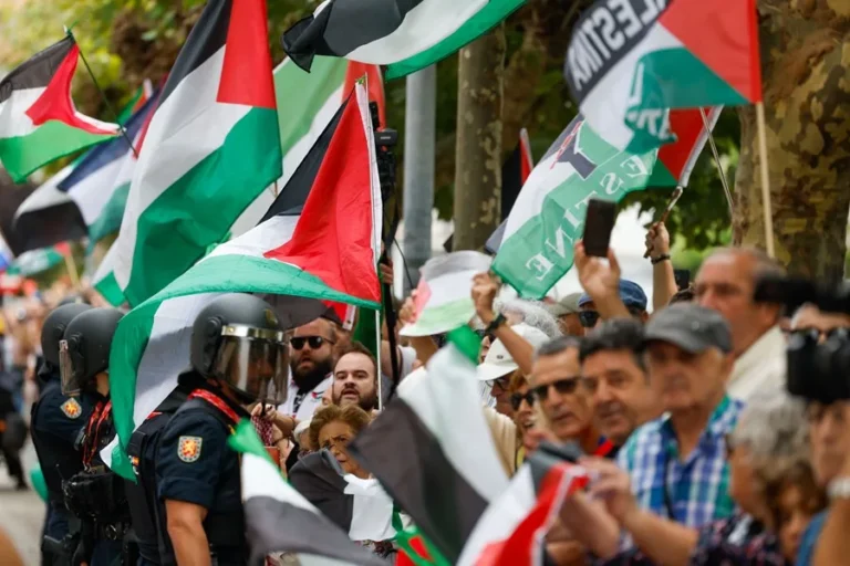 Ayuso califica de «cobardes» y «antisemitas» las protestas contra el equipo israelí en La