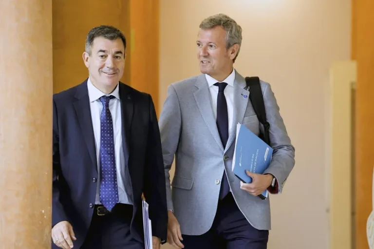 La Xunta restringirá el uso de dispositivos digitales a estudiantes hasta quinto de primaria.